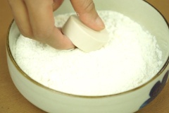 Nhúng đậu hũ non vào bột chiên giòn cho đậu phũ một lớp bột mỏng, tiếp theo nhúng đậu vào trứng gà đánh tan, cuối cùng là lăn qua bột chiên xù đã được xay nhỏ.