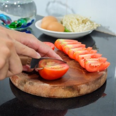 Cắt cà chua thành miếng vừa ăn. Cắt gốc nấm kim châm, ngâm nước muối, rửa sạch.