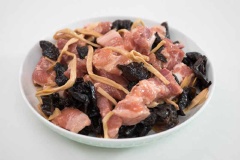 Ướp sườn với đường, rượu, xì dầu, nước, bột ngô, dầu ăn, dầu mè trong 15 phút. Sau đó cho nấm mèo và hoa kim châm vào ướp cùng. Cho sườn và các nguyên liệu vào hấp khoảng 15-20 phút hoặc đến khi chín thì tắt bếp.