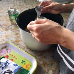 Thêm phô mai khuấy đều, dùng muỗng ép (hoặc máy đánh trứng nếu có) cho phô mai tan hết. Tiếp tục cho sữa tươi vào khuấy đều. Cuối cùng cho sữa chua vào tiếp tục khuấy đều lần cuối cho tất cả hỗn hợp tan hết.