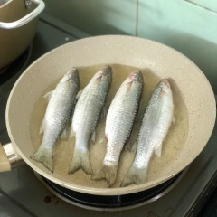 Chiên với lửa lớn cho lớp vảy giòn vàng đều, thì lấy cá ra đĩa. Ăn kèm với nước mắm tỏi ớt pha với công thức : 4 muỗng canh nước mắm, 1 muỗng cà phê tỏi băm ớt, vắt 2 lát chanh, 2 muỗng canh đường, 2 muỗng canh nước lọc khuấy đều. Vậy là hoàn tất.