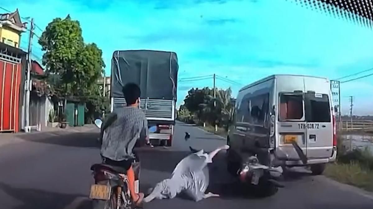 Luồn lách vượt xe tải, xe máy tông ô tô dừng đỗ - Báo Xây Dựng