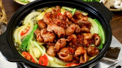 Bên canh bao tử cá, để có một món né hoàn chỉnh ta cần chuẩn bị thêm các loại rau ăn chung. Tùy vào sở thích có thể kết hợp với những loại rau nấm phù hợp với khẩu vị của gia đình, ở công thức này Cooky gợi ý 2 loại là hoa thiên lý và nấm bào ngư. Bên cạnh đó, chuẩn bị thêm 100gr hành tây cắt múi, 30gr đầu hành cắt khúc, 30gr tỏi bóc nguyên tép, 30gr ớt sừng thái lát. Cho tất cả ra dĩa và xếp ra bàn thôi nào. Khi ăn cho bơ thực vật lên chảo, tiếp theo thêm hành tây, đầu hành, tỏi tép và ớt sừng vào. Khi các nguyên liệu tỏa hương thơm thì cho thêm bao tử cá vào xào cho chín tới.