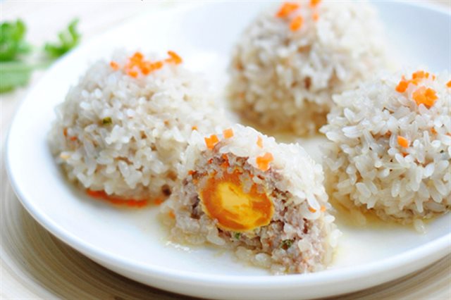 Xôi Bọc Trứng Muối Hấp