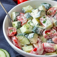 Cho salad ra đĩa và thưởng thức thôi nào. Món salad cà chua dưa leo không chỉ ngon, mát mà còn cung cấp nhiều vitamin cho cơ thể bạn, đặc biệt là trong những ngày hè nắng nóng này.
