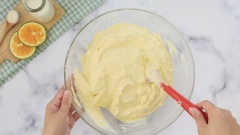 Mousse xoài: Cho 250ml kem whipping và 30gr đường vào âu. Dùng máy đánh trứng đánh kem whipping đến khi kem bông mềm. Tiếp theo cho vào âu kem 200gr xoài xay mịn nhuyễn và 15gr gelatine đã đun chảy. Dùng phới trộn đều hỗn hợp.