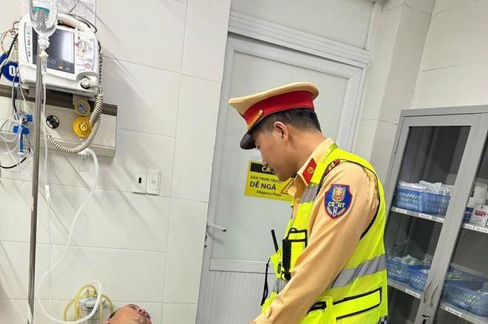 CSGT Nghệ An kịp thời hỗ trợ hai trường hợp nghi đột quỵ, kiệt sức - Báo Sức Khỏe &amp; Đời Sống