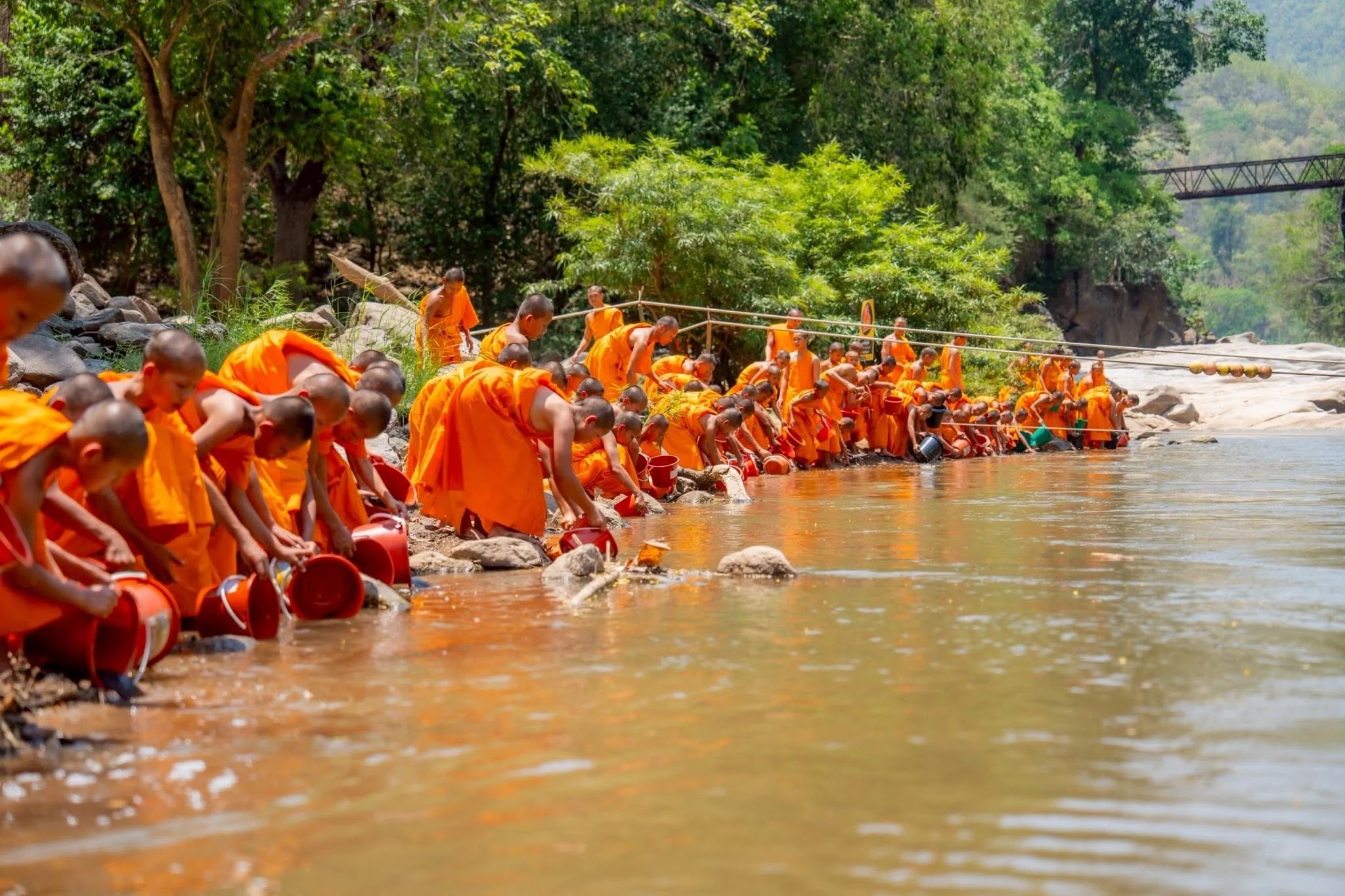 ภาพประกอบ สามเณรใหม่ แต่ละวัน…จะเดินตามหาพระอาจารย์ตลอดแทบทั้งวัน เราจะต้องคอยหลบ เพราะสามเณรเสนอ…อยากไปที่นั่น… อยากทำโน่นนี่… อยากฉันนั่นนี่….มากมายในแต่ละวัน ส่วนใหญ่จะเป็นขาประจำ….