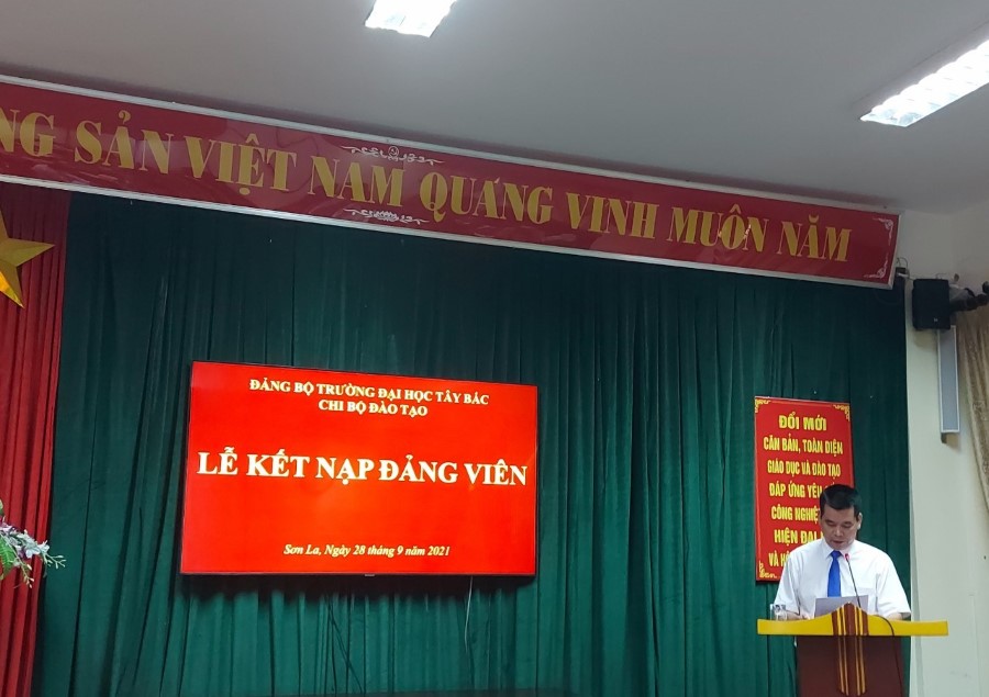 Chi bộ Đào tạo tổ chức Lễ kết nạp Đảng viên mới