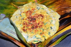 Khi thấy phần viền ngoài của trứng bắt đầu se lại thì nhấc phần lá chuối có trứng ra khỏi chảo, đặt vào chảo 1 lá chuối mới có phết đều 1 muỗng cà phê dầu ăn rồi lật úp phần trứng xuống, chiên thêm khoảng 1 phút nữa cho chín đều 2 mặt là được.