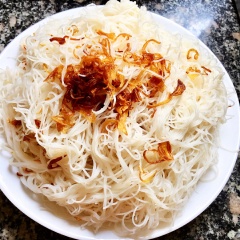 Nấu nước luộc bún khô, thêm ít hành phi (nhà có gì làm đó). Khi nào ăn cho qua nồi lẩu, cho ớt để nguyên cuống vào sẽ không cay(ớt nấu lâu sẽ mềm, bể cay, trẻ em không ăn được)