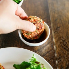 Bánh cá ngừ rau củ chiên thơm lừng, ngon ngon với vị cá hấp dẫn, bổ dưỡng kèm chút cay của ớt, ngọt ngọt của hành tây và hành lá chấm với nước tương chua ngọt rất tuyệt nha. Nào cùng lưu công thức lại và thử làm ngay nhé.
