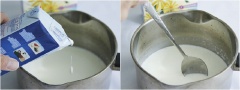 Cho sữa tươi, kem whipping, sữa đặc cùng gelatine vào nồi khuấy đều sau đó bắc lên bếp ở lửa nhỏ sao cho hỗn hợp chỉ giữ ở mức nhiệt từ 60-80 độ C, tầm 2-3 phút thì tắt bếp.