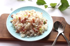 Món cơm chiên có thể thêm chút tiêu cho thơm nhé! Cơm chiên thịt xông khói hành boa rô đơn giản này khi dùng thì có thể rưới thêm ít nước tương cho vừa miệng. Nên khi chiên nêm nếm nhạt cũng được.