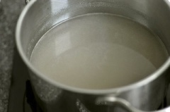 Ngâm bột gelatine trong 1 ít nước độ 15 phút cho ngấm rồi sau đó cho đường và cho thêm nước vào đun sôi, vừa đun vừa khuấy đều. Đun sôi trong vài phút rồi tắt bếp, để nguội.