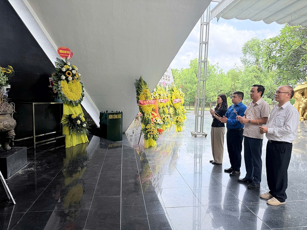 Trường Đại học Tây Bắc dâng hương tưởng niệm các anh hùng Liệt sĩ tại tỉnh Điện Biên