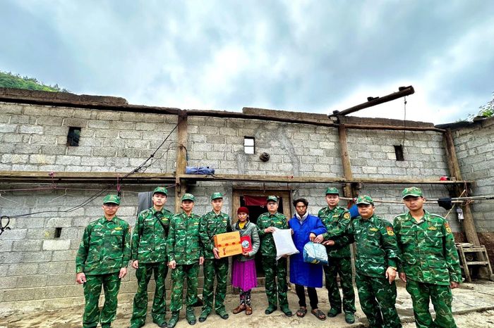 Đồn Biên phòng Lũng Cú hỗ trợ người dân khắc phục hậu quả dông lốc - Báo Tin Tức TTXVN