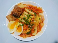 Bánh gạo cay nấu cùng với kim chi, cải thảo, thịt ba chỉ vẫn giữ nguyên vẹn vị cay, bùi béo đậm đà của bánh gạo, thêm vào đó là vị ngọt từ rau và thịt. Khi ăn có thể đun với lửa nhỏ giữ ấm, thả thêm mì và rau vào tùy ý.