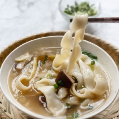 Nấu nồi nước sôi thả mì vào trungg với chút dầu ăn vào để mì không bị dính lại. Khi mì mềm dai thì vớt ra, xả ngay với nước lạnh để mì không bị bở. Gắp mì ra tô, chan nước dùng cùng nấm, rau củ lên trên, rắc thêm chút hành lá và tiêu là hoàn thành.