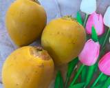 Dừa tươi chặt lấy nước còn cơm dừa cắt sợi.