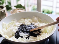 Dùng sạn tạo 1 lỗ tròn nhỏ ở giữa chảo, cho thêm 1 muỗng canh dầu ăn và sốt tương đen vào xào cho sốt thơm, bóng. Sau đó xào chung với bắp cải cho đều.