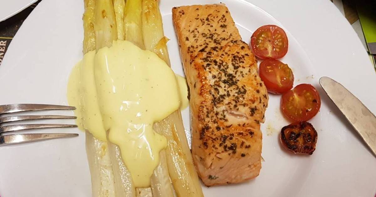 Cá hồi áp chảo và măng tây nướng