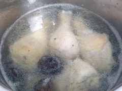 Chuẩn bị 1 nồi nước rồi cho đùi gà đã rửa sạch vào nấu nhỏ lửa cùng nấm đông cô và cà rốt 45' để thịt chín. Khi thịt chín thì thêm hạt sen đã nấu và gia vị vào nấu thêm 15' nữa thì tắt bếp.