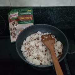 Bắt chảo dầu lên, dầu nóng thì chi gốc hành băm nhuyễn vào phi thơm. Kế đến, cho cá , chả lụa chay vào, đảo đều đến khi vàng. Cho thêm nước mắm và hạt nêm vào rồi trộn đều. Sau đó cho cơm vào, chiên khoảng 2 phút. Nêm nếm lại cho vừa ăn thì tắt bếp.