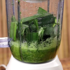 Phần vỏ bánh: 400gr Bí đỏ gọt vỏ cắt lát, sau đó cho vào nồi hấp chín. 70gr Lá dứa cắt khúc cho vào máy xay với 200ml nước lọc rồi lọc lấy nước. 3 củ dền cắt khúc, cho vào máy xay cùng 250ml nước lọc rồi lọc lấy nước.
