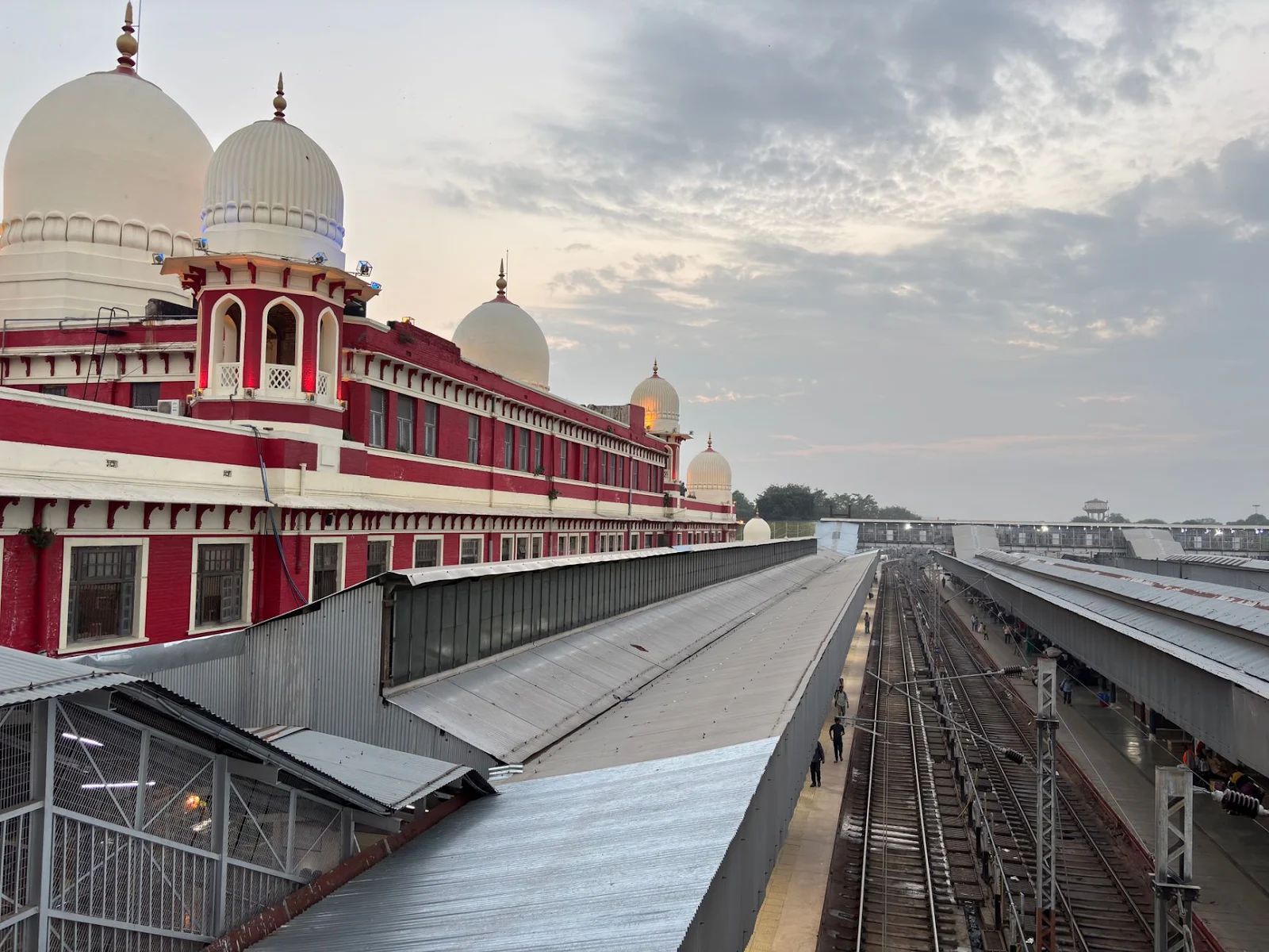 Which railway station connects Kasganj to major Indian cities?