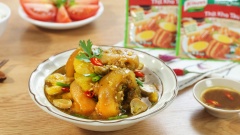 Món chân giò kho dứa thật đẹp mắt và hấp dẫn khi kết hợp khéo léo các loại trái cây vào thức ăn. Nhờ có những lát dứa chua nên những thớ thịt chân giò không bị khô mà rất mềm mượt, vừa miệng không hề bị ngấy vì cân bằng đủ cả vị ngọt lẫn vị chua. Món chân giò kho dứa ngon còn bởi thịt chân giò được nấu mềm rất thấm gia vị cùng với lớp nước thịt sánh lại rất hấp dẫn. Ngày lạnh, ăn cơm nóng với món chân giò kho dứa là tuyệt nhất đấy!