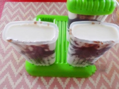 Cho 1 ít nước cốt dừa vào khuôn. Sau đó múc đậu đen cho vào. Cuối cùng lắp khuôn với 1 ít nước cốt dừa. Cho các khuôn kem vào ngăn đá tủ lạnh, để khoảng 6-7 tiếng là có thể thưởng thức.