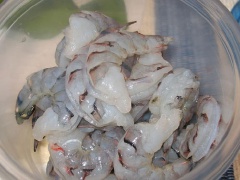 Tôm bóc bỏ vỏ, rửa sạch, bằm nhuyễn. Khổ qua rửa sạch, cắt khúc, nạo bỏ ruột.