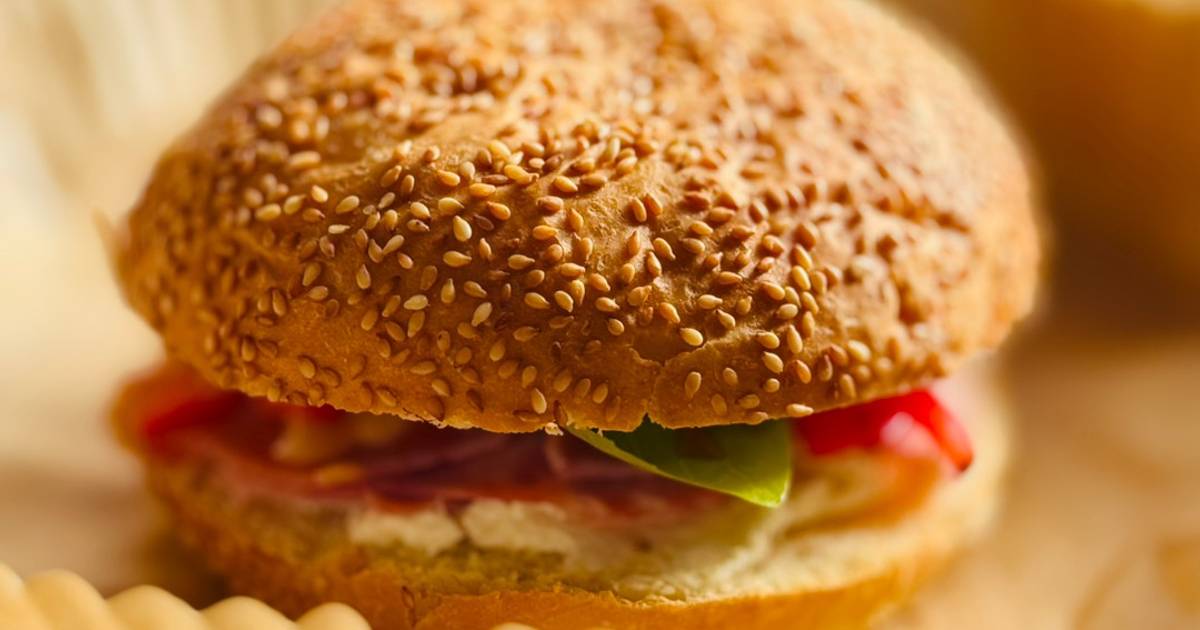 Hamburger Mè Kẹp Jambon, Phô mai Mozzarella, Ớt Chuông & Basil