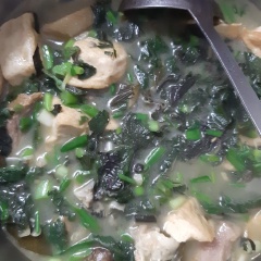 Trong lúc chờ đợi, mình rửa sạch rau thơm, thái nhỏ nhé. Sau khi thịt ếch, chuối đã chín mềm, mình nêm nếm gia vị vừa chưa mình, nhạt cho thêm bột nêm nhé. Cuối cùng tắt bếp, cho rau thơm vào, đảo đều là xong. Mình ăn khi nồi canh ếch còn nóng, vừa thổi, vừa suýt xoa thật tuyệt. Mùa đông có món này là toát mồ hôi, đỡ lạnh.