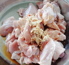 Thịt gà rửa sạch, chặt miếng to. Ướp vào gà 1 muỗng canh nước tương, rượu, 1/2 muỗng cà phê gừng băm trộn đều để 20 phút cho thịt thấm.