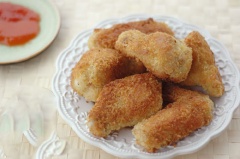 Khi cánh gà đã chín vớt ra đĩa có lót giấy thấm dầu là món cánh gà chiên giòn đã hoàn thành nhé!