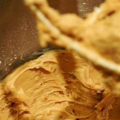 Xay nhỏ đậu phộng và chocolate chip còn lại. Để mềm kem phô mai, đánh bông kem whipping rồi cho tất cả vào trộn để với bơ đậu phộng và phần hỗn hợp đậu đã xay.