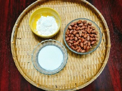 Đậu phộng nhặt bỏ hạt lép hoặc mốc, rửa cho sạch rồi để ráo nước, sau đó cho đậu phộng vào chảo bật bếp rang lửa nhỏ. Đảo liên tục tới khi hạt đậu phộng chín thì tắt bếp.