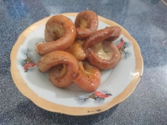Cắt lòng heo khìa nước dừa thành tường miếng tầm 2-3cm và bày ra đĩa. Món này nên dùng với nước chấm là một chén nước mắm ớt hoặc nước mắm tỏi ớt, ăn chung với cơm rất ngon. Vậy là bạn đã hoàn thành món lòng heo khìa nước dừa theo cách mình hướng dẫn rồi.