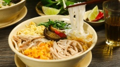 Dọn ra bàn những thành phần vừa chuẩn bị. Trụng bún với nước sôi, để ráo rồi cho vào tô, bốc từng nhúm đồ ăn xếp xen kẻ nhau rồi chan nước lèo vào. Khi ăn nhúng thêm các loại rau thơm tùy thích, thêm chút mắm tôm thơm thơm, trộn đều lên và thưởng thức thôi. Sở dĩ có tên gọi bún thang là vì những thành phần trong tô bún khi được phục vụ sẽ được người nấu bốc từng nhúm vào tô như bốc từng nhúm cho 1 thang thuốc. Những thành phần tưởng chừng cầu kì đó lại là sự tận dụng những món ăn còn dư ngày tết như chả lụa, thịt gà, trứng gà,... Từ giờ không cần ra tiệm nữa cứ ở nhà và thực hiện theo công thức Bún thang của Cooky, vừa ngon lành mà còn an toàn chất lượng nữa.