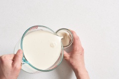Cho kem sữa tươi và tinh chất vani vào 1 cái cốc đủ rộng rồi đổ sữa đặc vào khuấy đều là xong. Bạn có thể làm một lần với số lượng nhiều rồi cho vào lọ thủy tinh đậy kín trong ngăn mát tủ lạnh.
