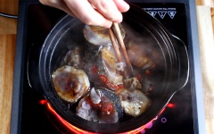 Cách làm cá lóc kho: Đặt nồi cá kho tộ lên bếp, đậy nắp đun sôi rồi hạ nhỏ lửa. Cắt lát mỏng hành tím, phi sơ với 1 muỗng canh dầu ăn. Khi nồi cá kho tộ sôi thì cho hành tím cùng dầu phi vào nồi cá lóc kho tộ, trộn đều.