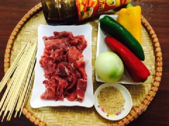 Thịt bò thái miếng mỏng vừa, ướp thịt bò với 1 thìa canh dầu hào, 2 thìa mật ong, 1 thìa canh dầu ăn hoặc bơ đun chảy và 1 thìa cà phê gia vị. Trộn đều để chừng 10 phút cho thịt bò ngấm gia vị ướp.