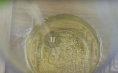 Cho lần lượt dầu ăn, đập trứng gà vào cốc.