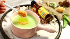 Khi ăn, cho cháo vào chén, thêm 1/2 muỗng cà phê dầu olive trẻ em và thêm ruốc cá hồi. Dùng muỗng khuấy đều là bé có thể thưởng thức rồi đó.