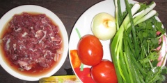Thịt bò rửa sạch, cắt miếng mỏng, cho ra đĩa. Hành lá, ngò rí rửa sạch, cắt nhỏ.