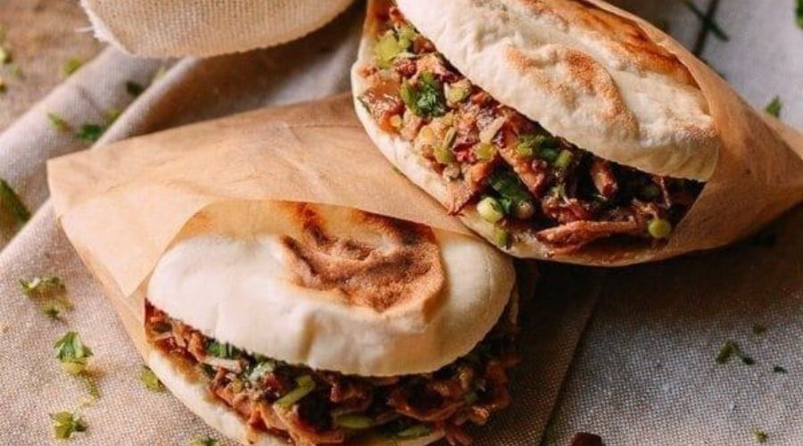 Roujiamo – món burger cổ truyền với hương vị thịt hầm thảo mộc đặc trưng