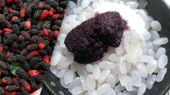 Trộn đều 200g mứt dâu tằm với 500g hạt đác, 100g đường, để yên khoảng 30 phút cho ngấm. Nếu sử dụng 150g dâu tằm tươi thì tăng lượng đường lên 180g nhé!