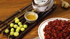 Chùm ruột thành phẩm dẻo căng, có độ ngọt và chua vừa phải, có thể dọn ra đĩa để ăn hoặc để trong hộp đậy kín nắp, bảo quản được lâu hơn nếu để trong ngăn mát tủ lạnh.